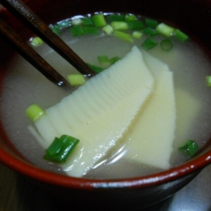 豆腐は下に沈んでしまってます（*^^*)
竹の子といえばお吸い物が多いのですが、味噌汁美味しかったです〜
ごちそうさまでした♪